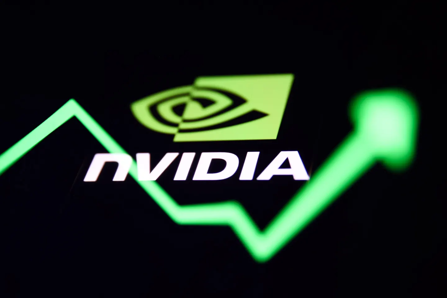 Nvidia Shares Decline Despite Record-Breaking Sales Performance