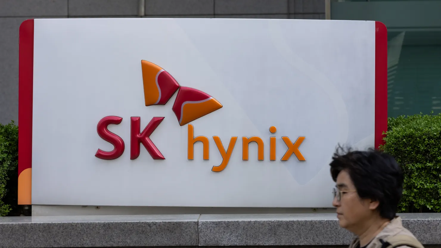 SK Hynix Announces Mass Production of Advanced AI Memory Chip, Boosting Share Prices