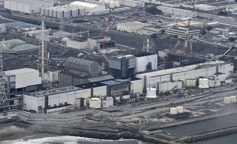 Fukushima Fuel Removal Suspended Due to Technical Glitch