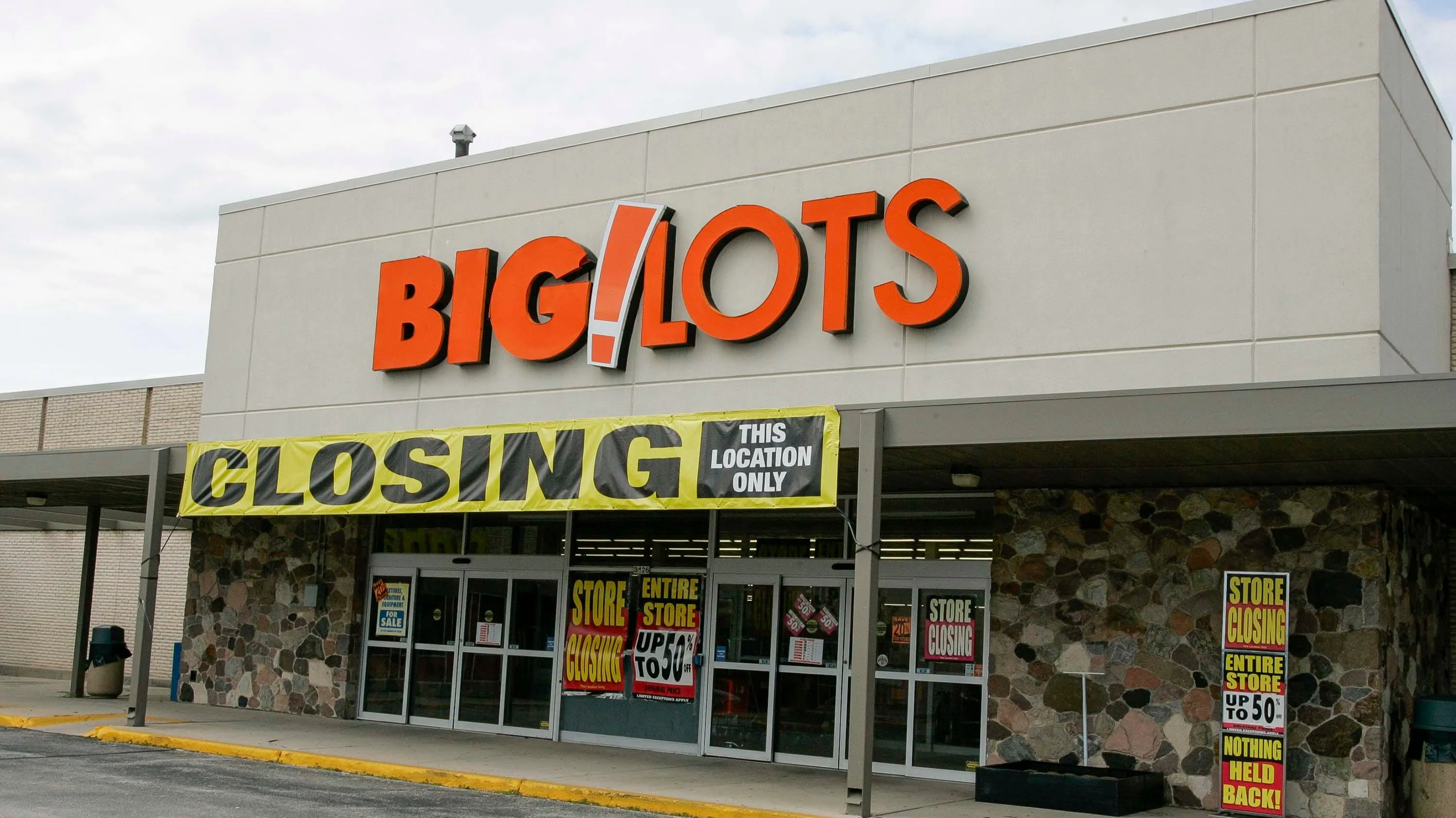 Shoppers Rush for Clearance Deals as Big Lots Plans to Close Hundreds of Stores Amid Bankruptcy