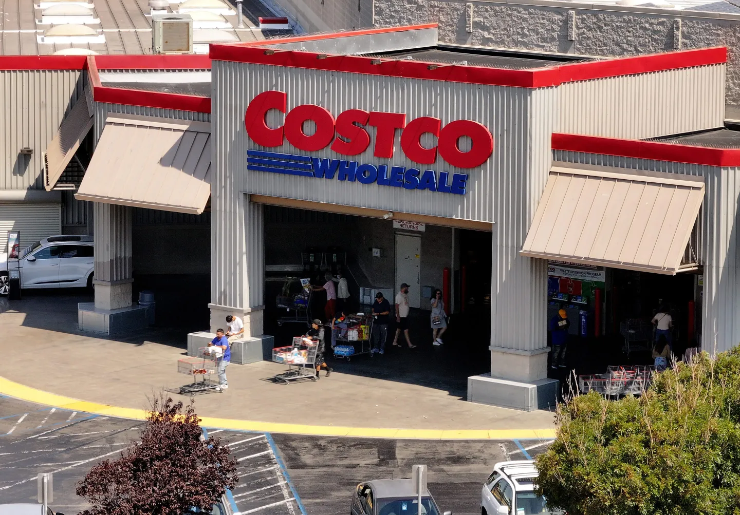 Costco Reports Solid Earnings Despite Slight Revenue Miss, Analyst Raises Price Target