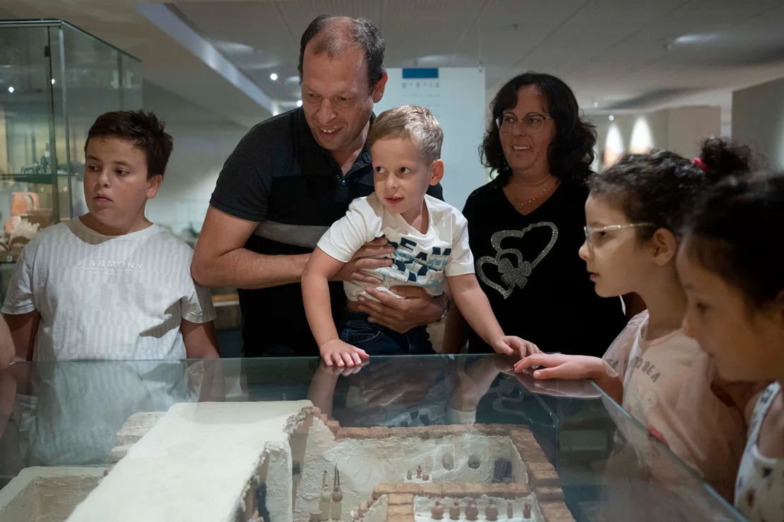 4-Year-Old Breaks Ancient Jar at Israeli Museum, Family Returns for Forgiveness and Learning