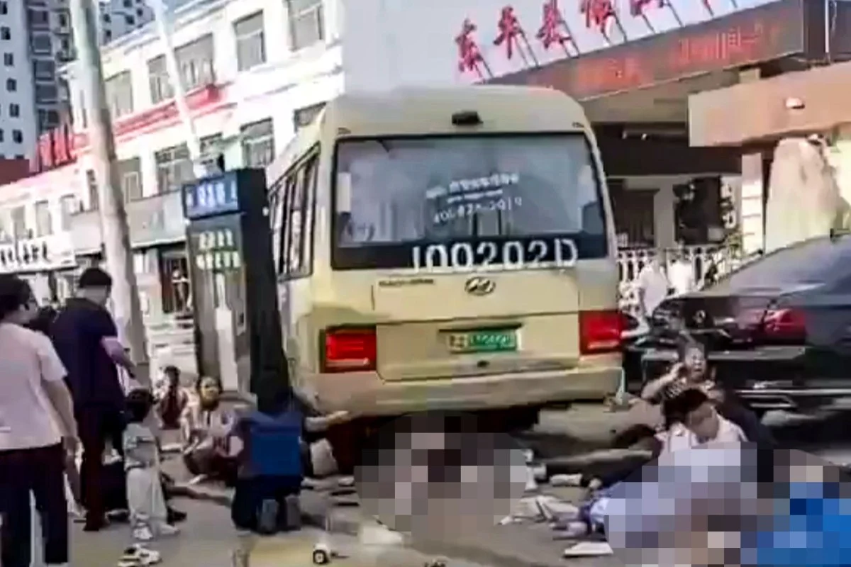 Bus Accident in Eastern China Leaves 11 Dead, Including Students and Parents