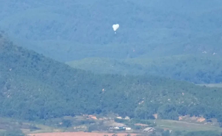 North Korean Balloon Drops Rubbish on South Korean Presidential Compound