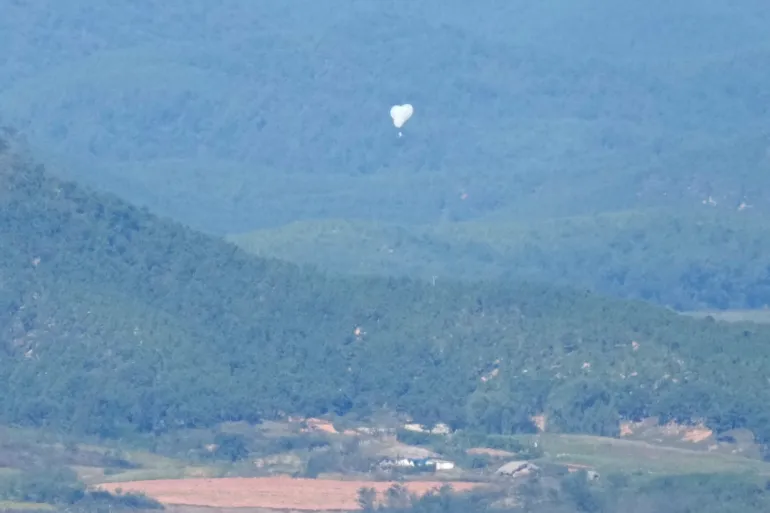 North Korean Balloon Drops Rubbish on South Korean Presidential Compound