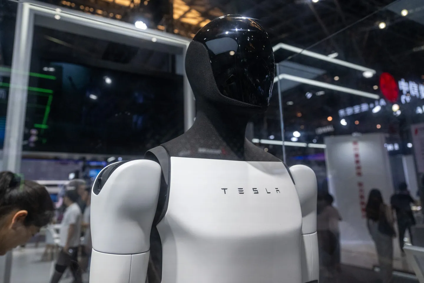 Optimus Steals the Spotlight at Tesla’s Event, but AI Capabilities Raise Doubts