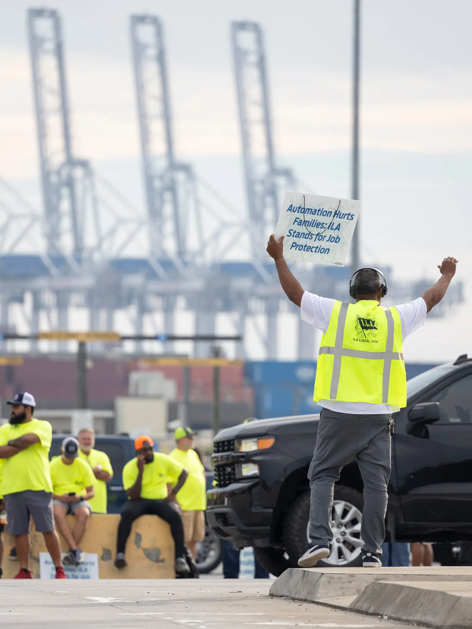 US Dockworkers Suspend Strike, Resume Port Operations Until January