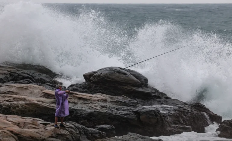 Super Typhoon Kong-rey Heads for Taiwan, Threatening Eastern Coast with Heavy Rain, High Waves