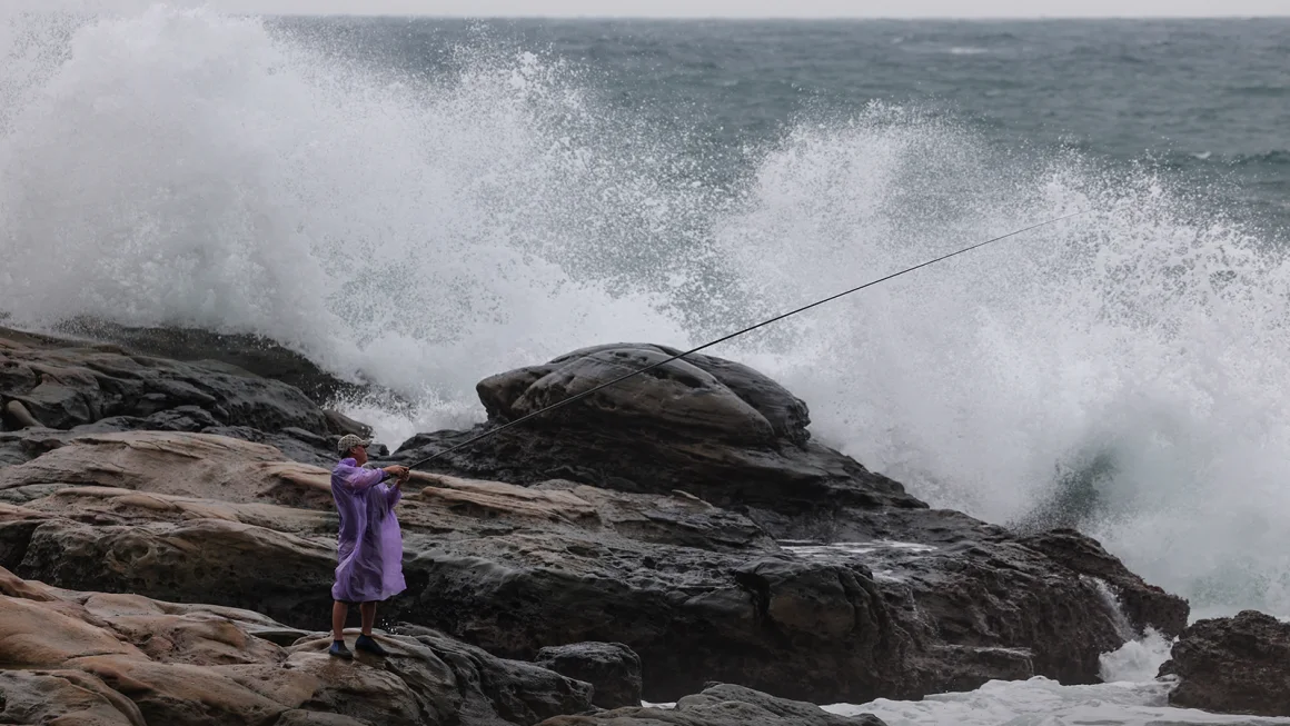 Super Typhoon Kong-rey Heads for Taiwan, Threatening Eastern Coast with Heavy Rain, High Waves