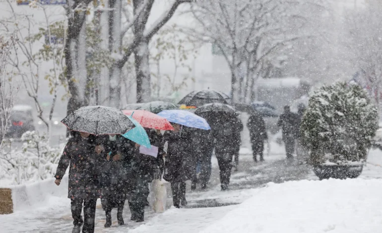 Record Snowfall Paralyzes South Korea’s Capital, Disrupts Flights, Power