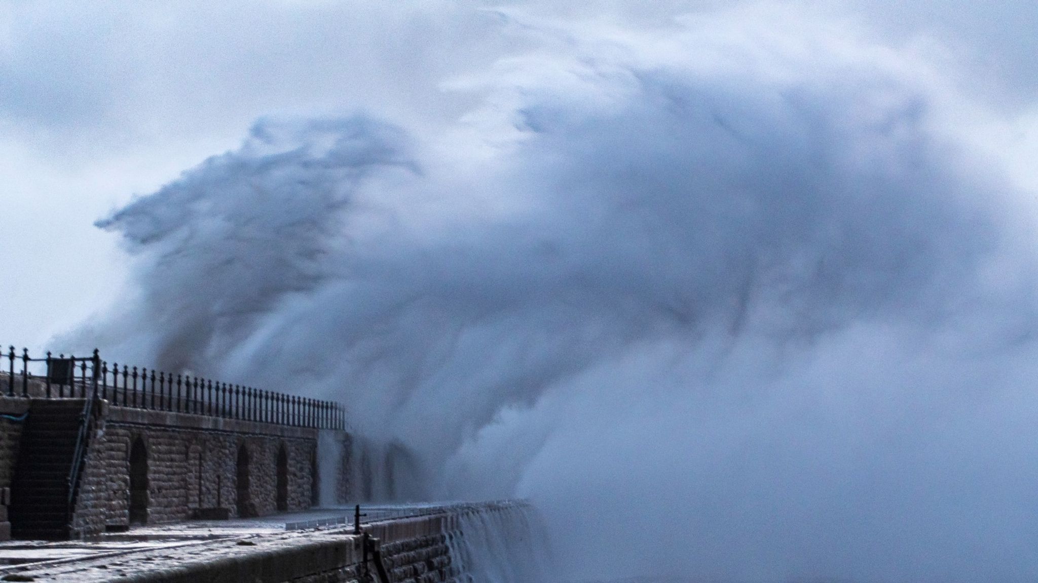 Storm Éowyn Set to Unleash “Weather Bomb” on Ireland and the UK, Bringing Destructive Winds, Heavy Rain